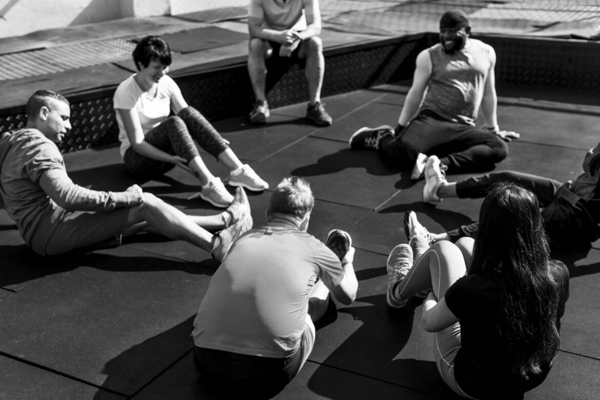 gente-que-ejercita-en-el-gimnasio-de-la-aptitud.jpg